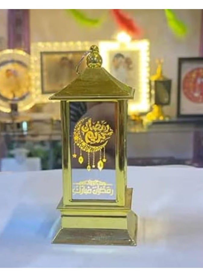 فانوس رمضان بإضاءة LED بتصميم إسلامي تقليدي ولون ذهبي أنيق. زينة «رمضان مبارك» مثالية لإضافة أجواء دافئة واحتفالية للمنزل أو الطاولة. المقاس: 15 سم - Image 2